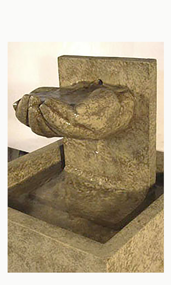 Fuente Manos Grande